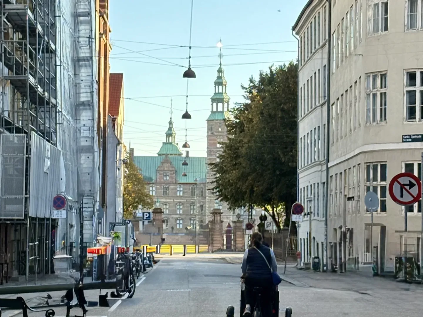 Bygade med et renæssanceslot for enden.