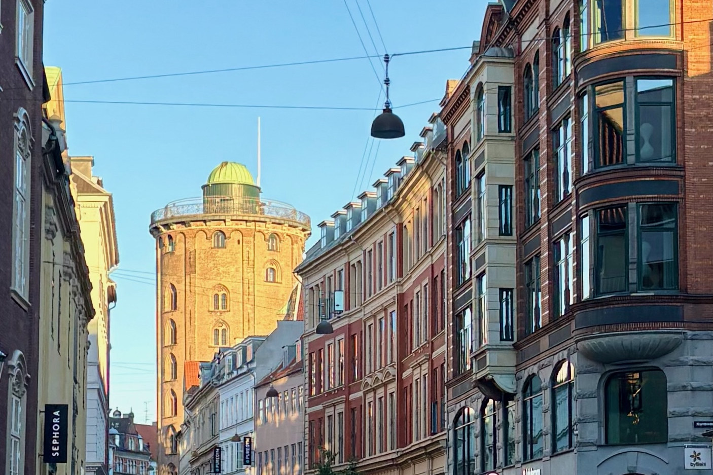Rundetårn og husfacader langs Købmagergade i København