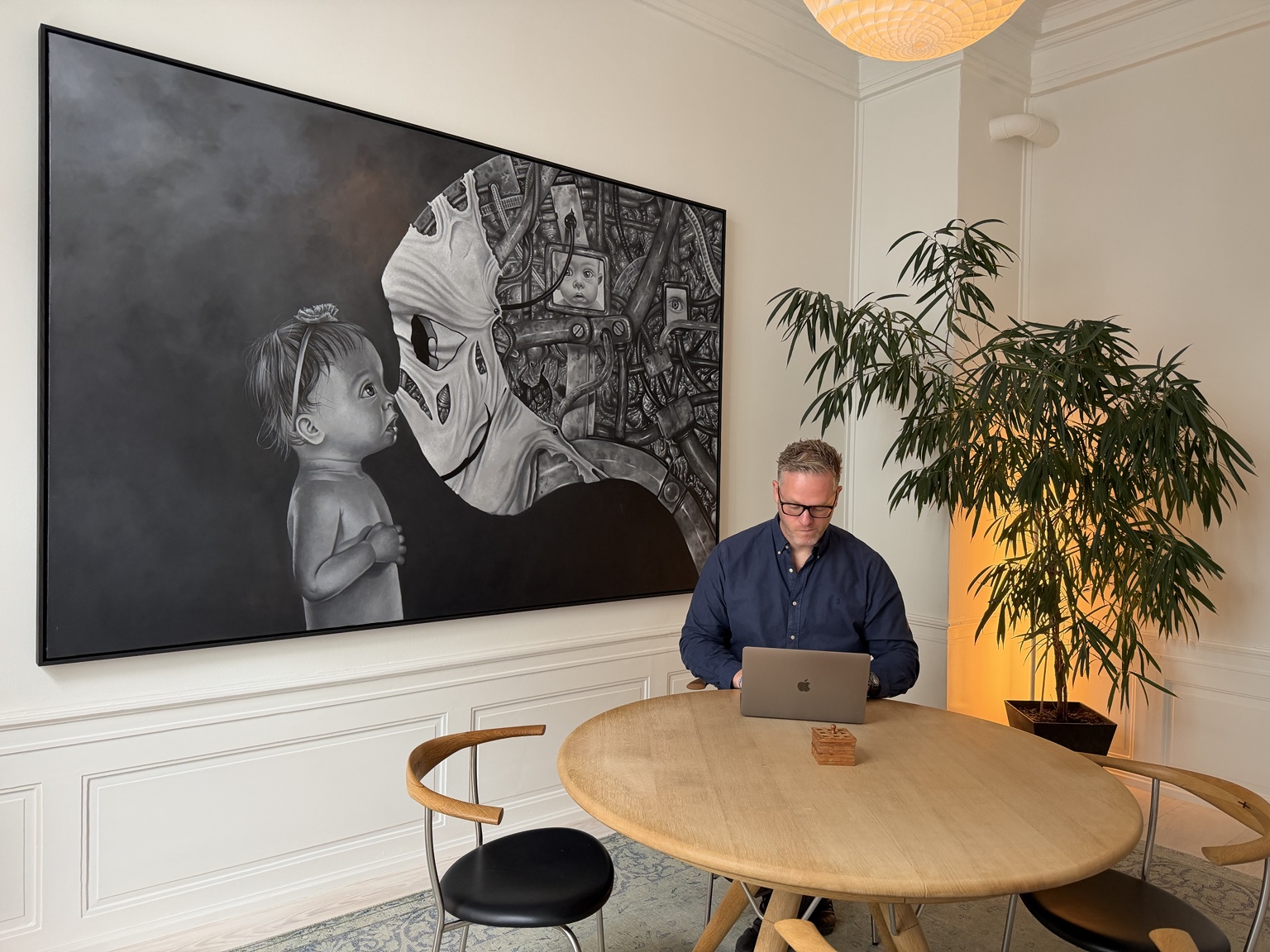 Claudio arbejder ved bordet på dba consults kontor