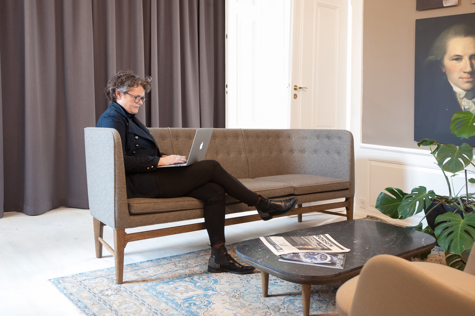 Dorte Haugaard Andersen arbejder ved sin computer på dba consults kontor