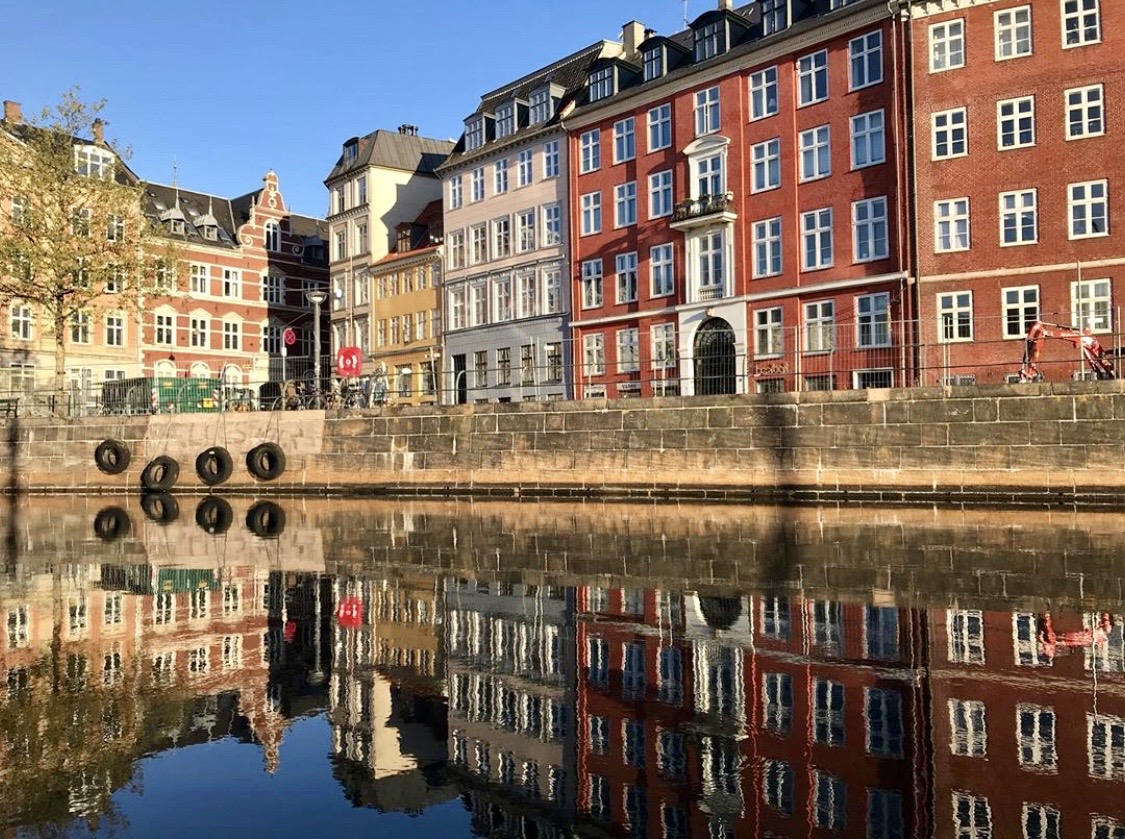 Københavnske husfacader spejler sig i kanalen