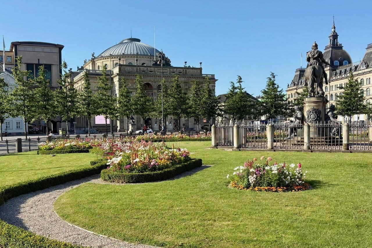 Kongens Nytorv med Det Kongelige Teater og beplantningen omkring pladsen