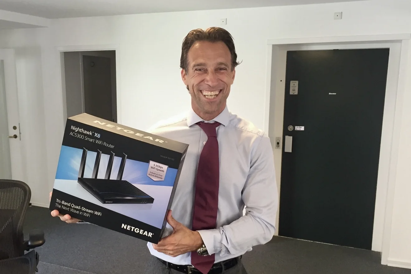 Piotr med en Netgear-router i kassen på dba consults tidligere kontor i Kompagnistræde 22