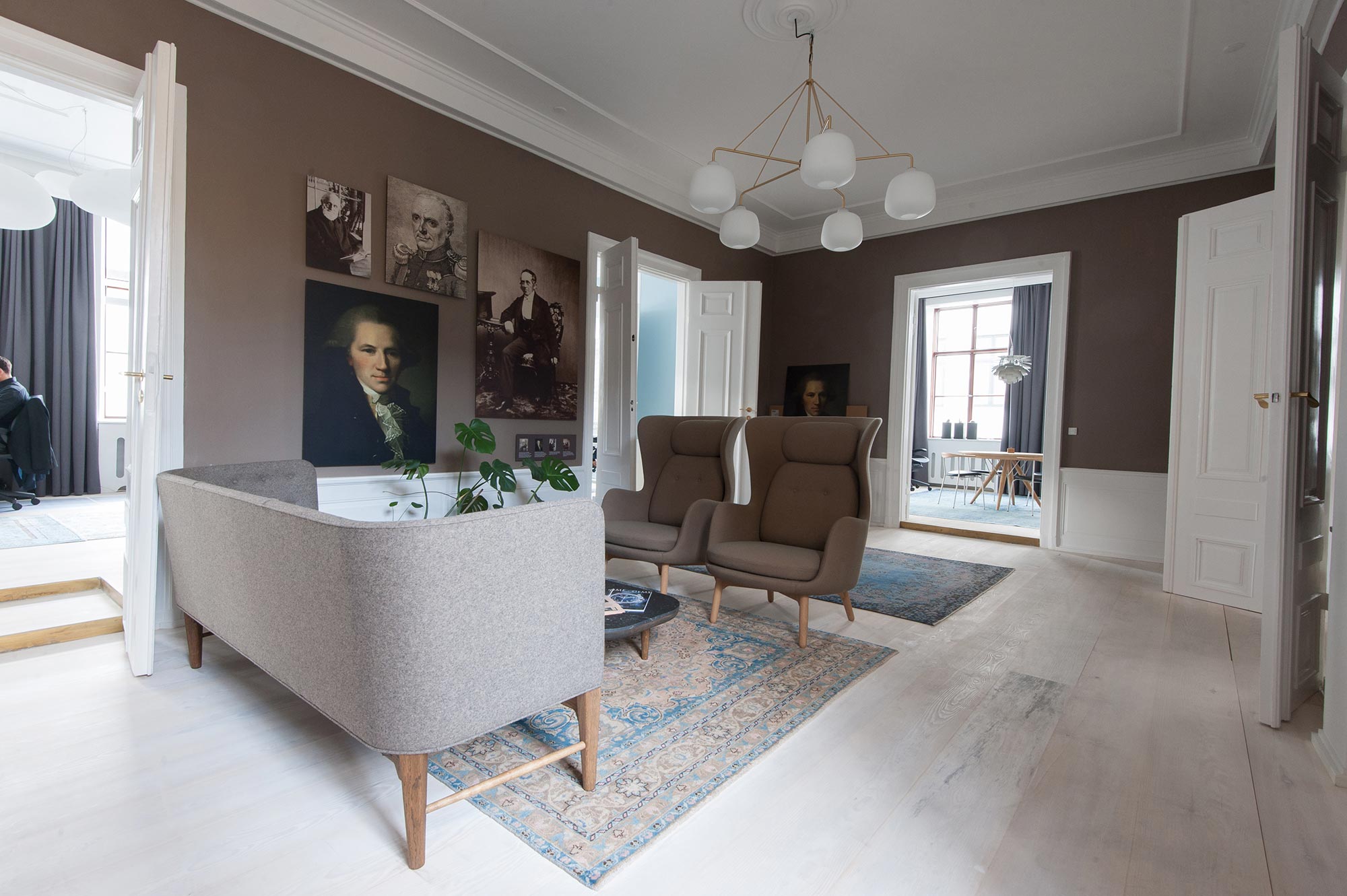 Stuen hos dba consult på Rådhusstræde med historiske portrætter og lænestole