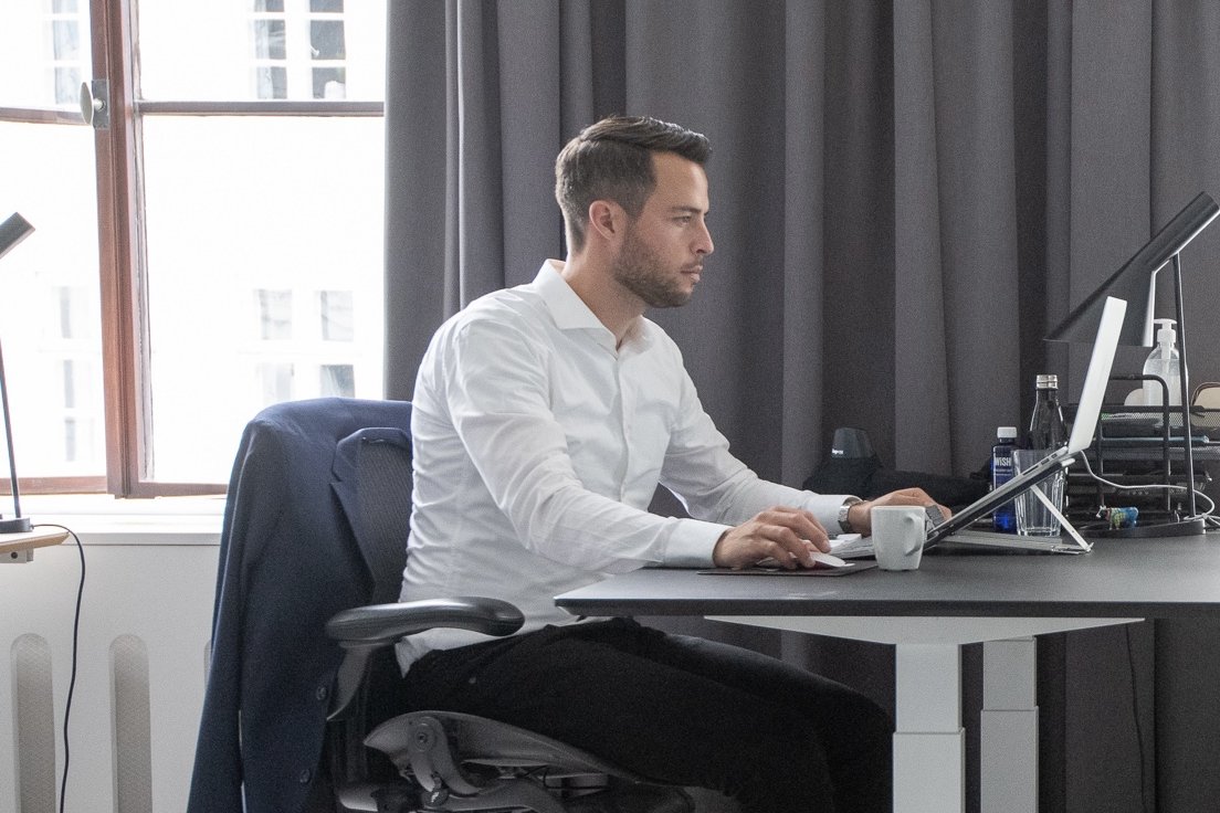 Peter Chrillesen ved sit skrivebord hos dba consult
